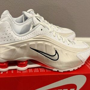 NEW Nike Shox R4 Big Kids size 6Y White/Phantom/Picante Red Sneakers